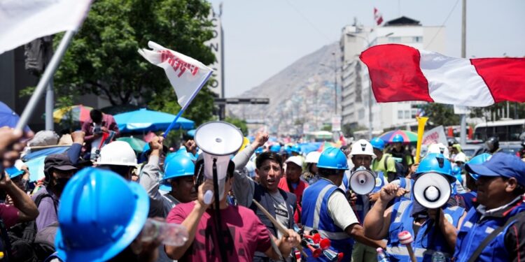 Congreso peruano destituye a ministro de Energía y Minas en medio de protestas mineras