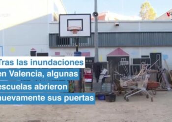 Algunas escuelas abren en Valencia tras inundaciones, muchos aún no pueden ir a clases