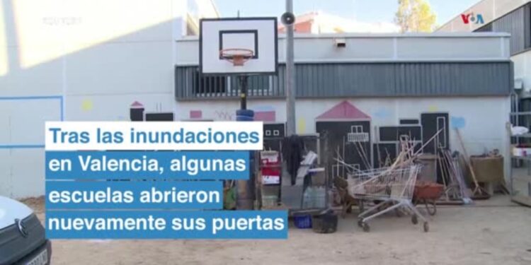 Algunas escuelas abren en Valencia tras inundaciones, muchos aún no pueden ir a clases