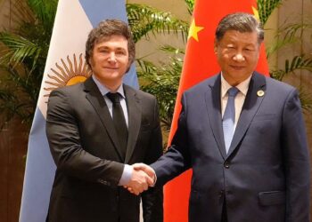 de “no trato con comunistas” a estrechar la mano de Xi