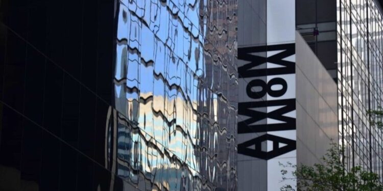 El MoMA subasta obras icónicas de Renoir, Picasso y Bacon para financiar su transición digital y expandir su colección de NFTs