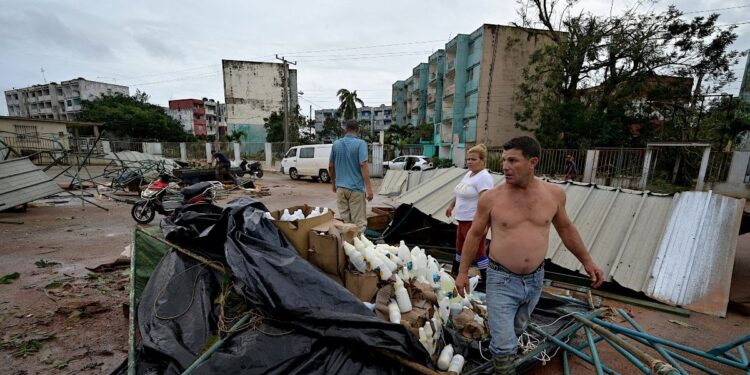 Más de 460 derrumbes en La Habana tras el paso del huracán Rafael