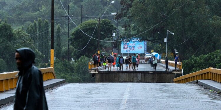 Más de 100.000 afectados en Centroamérica por la tormenta Sara