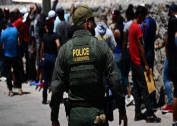 Texas ofrece terrenos para la construcción de centros de deportación de migrantes en la frontera