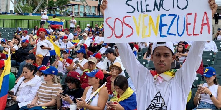 Venezolanos en Miami piden a la CPI acelerar investigación contra el régimen chavista