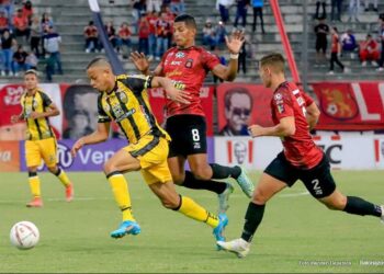 Clásico Caracas – Táchira fue suspendido tras irrupción de hinchas en el Olímpico