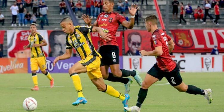 Clásico Caracas – Táchira fue suspendido tras irrupción de hinchas en el Olímpico