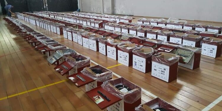 Abren los centros de votación para segunda vuelta de elección presidencial en Uruguay