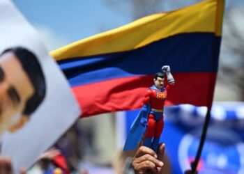 Super Bigote contra Edmundo y todo el mundo