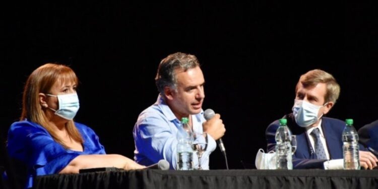 Yamandú Orsi gana el balotaje y la izquierda regresa al poder en Uruguay