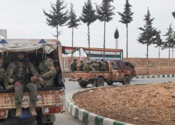 Se amplía asalto rebelde sirio; fuerzas de Assad tratan de defender Homs y Damasco