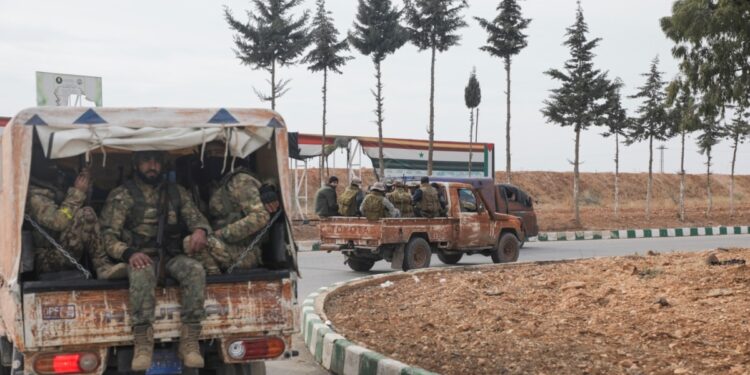 Se amplía asalto rebelde sirio; fuerzas de Assad tratan de defender Homs y Damasco