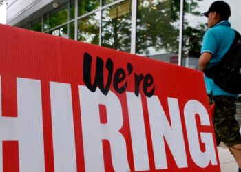 Crecimiento del empleo en EEUU se acelera en noviembre; sube tasa de desempleo