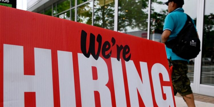 Crecimiento del empleo en EEUU se acelera en noviembre; sube tasa de desempleo