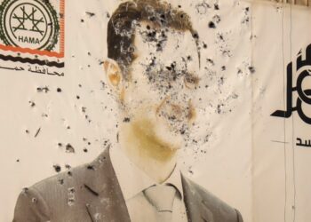 Miles de personas huyen mientras rebeldes avanzan hacia la tercera ciudad más grande de Siria