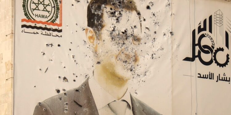 Miles de personas huyen mientras rebeldes avanzan hacia la tercera ciudad más grande de Siria