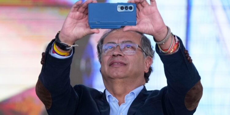 Petro duda de apoyo popular del chavismo. Y más.