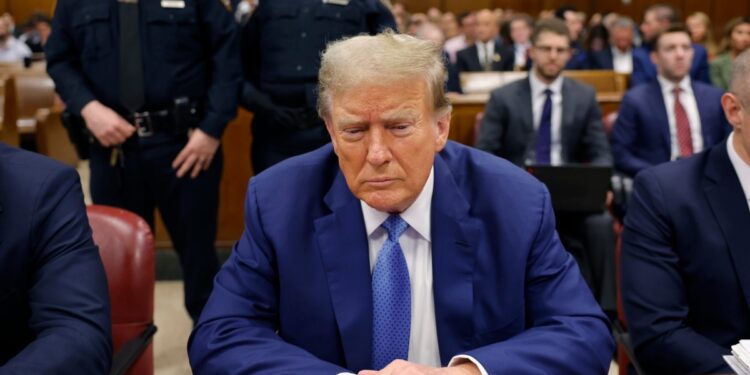 Fiscal sugiere que juez podría suspender caso contra Trump manteniendo su condena