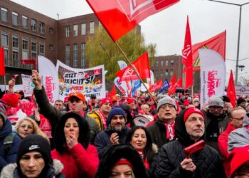 Airados trabajadores de VW dan ultimátum con amenaza de escalada de huelgas en 2025