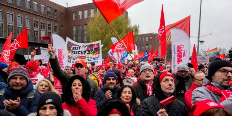 Airados trabajadores de VW dan ultimátum con amenaza de escalada de huelgas en 2025