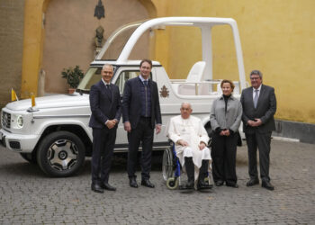 El Papa Francisco recibe papamóvil eléctrico de Mercedes Benz