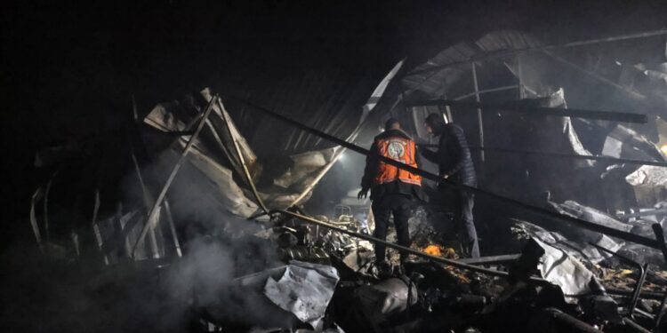 Ataque israelí a campamento en Gaza mata al menos a 21 personas, informa hospital