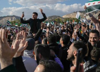 Miles de sirios celebran en Damasco el primer viernes de oraciones desde caída de Assad