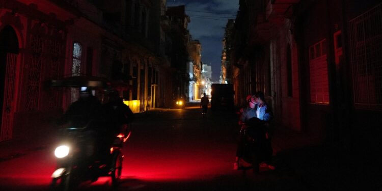 Red eléctrica de Cuba está nuevamente en funcionamiento, pero generación aún es insuficiente