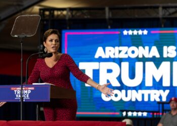 Trump anuncia a Kari Lake como directora de la Voz de América