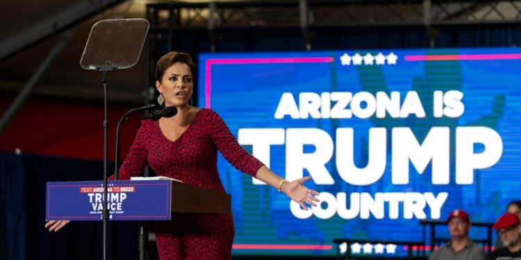 Trump anuncia a Kari Lake como directora de la Voz de América