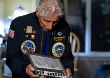 Sobreviviente de Pearl Harbor de 100 años recuerda confusión y caos durante bombardeo japonés hace 83 años