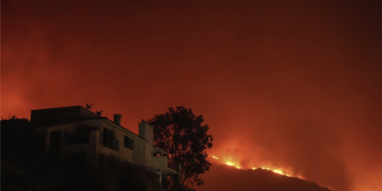 Los bomberos combatían un incendio forestal en la madrugada del martes en Malibu, California, cerca de la Universidad de Pepperdine