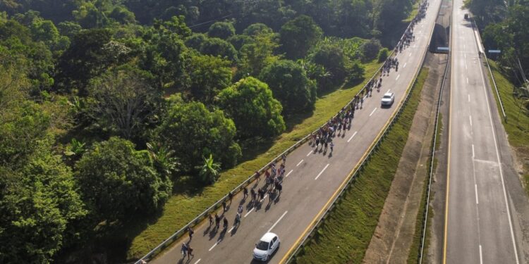México intercepta a más de 5.200 migrantes en un día, en medio presiones de Trump