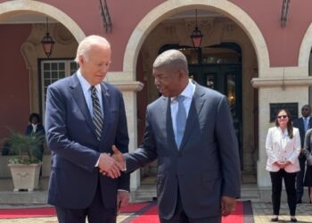 Biden visita Angola en su primer viaje a África como presidente