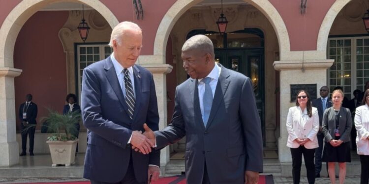 Biden visita Angola en su primer viaje a África como presidente