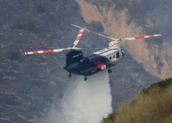 Bomberos combaten incendio de Malibú entre previsiones de un clima más favorable