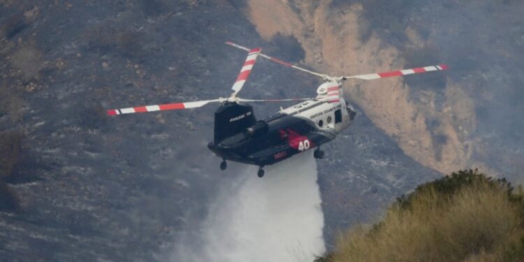 Bomberos combaten incendio de Malibú entre previsiones de un clima más favorable