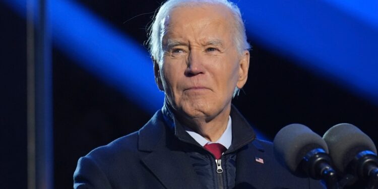 Biden sopesa posibilidad de emitir indultos preventivos para funcionarios y aliados