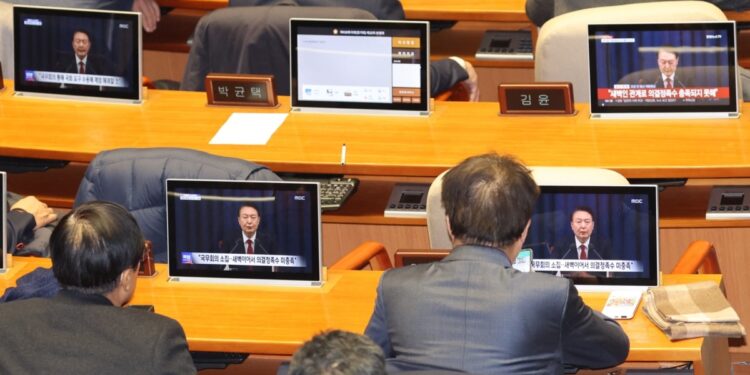 Partido opositor pide dimisión del presidente surcoreano Yoon tras declaración de la ley marcial