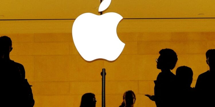 Acusan a Apple de silenciar a trabajadores y espiar sus dispositivos personales