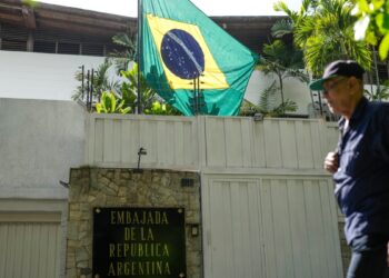 Lo que ha dicho el chavismo sobre violar perímetros de embajadas