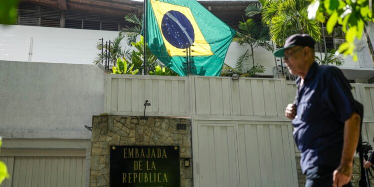 Lo que ha dicho el chavismo sobre violar perímetros de embajadas