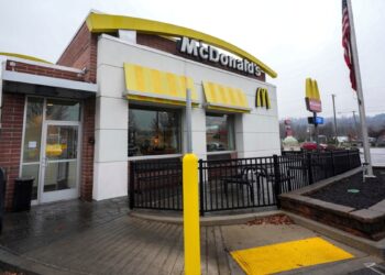 Empleado de McDonald’s que llamó al 911 sobre presunto asesino de ejecutivo podría recibir recompensa
