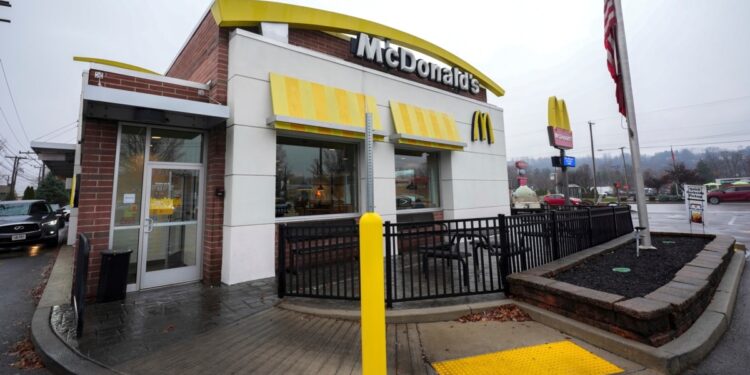 Empleado de McDonald’s que llamó al 911 sobre presunto asesino de ejecutivo podría recibir recompensa