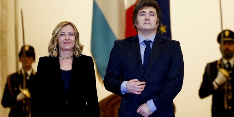 El presidente argentino Javier Milei recibe la nacionalidad italiana durante visita a Roma: fuente