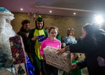«Renos” voluntarios llevan magia navideña a niños ucranianos cerca del frente