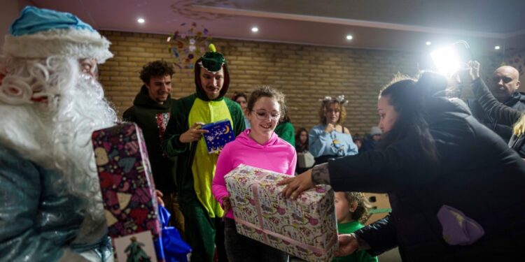 «Renos” voluntarios llevan magia navideña a niños ucranianos cerca del frente