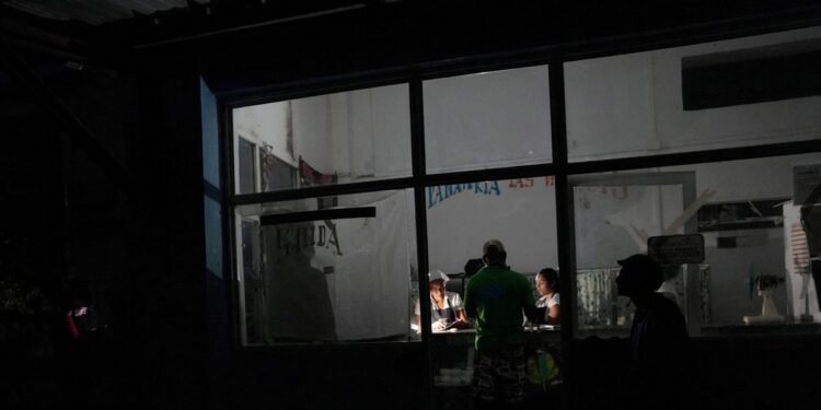 Cuba dice que empezó a restaurar la electricidad tras apagón, millones siguen sin luz
