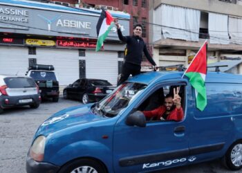 Miles de refugiados sirios se apresuran a volver a su país con la esperanza de reencontrarse con sus familias y restablecer sus vidas