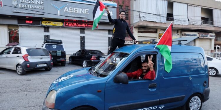 Miles de refugiados sirios se apresuran a volver a su país con la esperanza de reencontrarse con sus familias y restablecer sus vidas